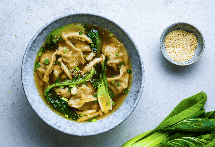 BOUILLON ASIATIQUE AVEC GYOZA, PAK CHOY ET CHAMPIGNONS vicigyoza